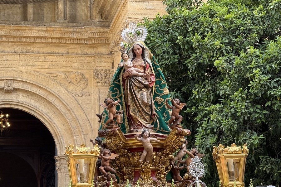Jesús Eucaristía sale al encuentro de su pueblo en las calles de Málaga