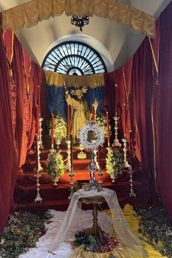 Jesús Eucaristía sale al encuentro de su pueblo en las calles de Málaga