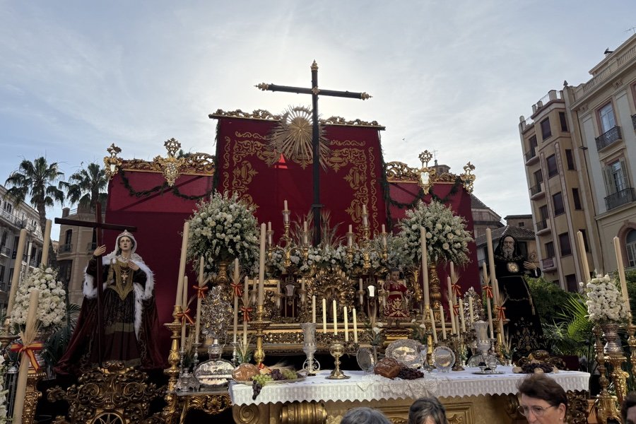 Jesús Eucaristía sale al encuentro de su pueblo en las calles de Málaga