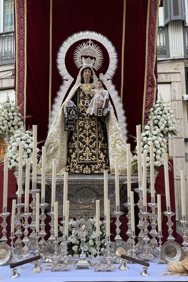 Jesús Eucaristía sale al encuentro de su pueblo en las calles de Málaga