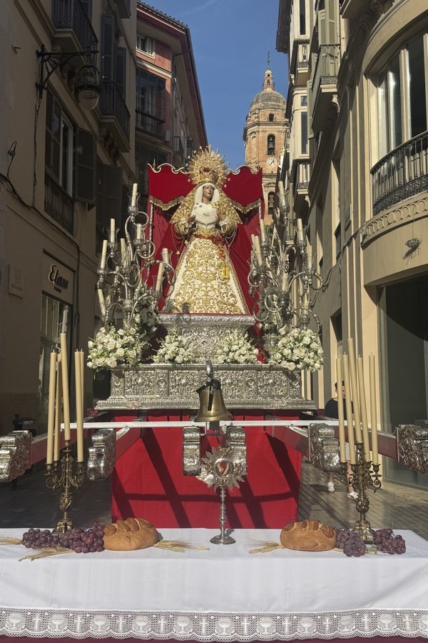 Jesús Eucaristía sale al encuentro de su pueblo en las calles de Málaga