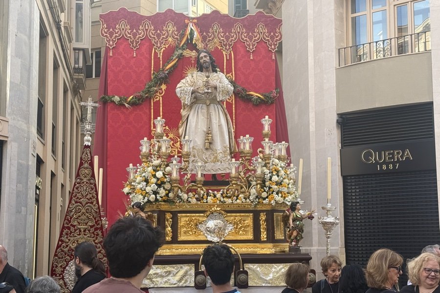 Jesús Eucaristía sale al encuentro de su pueblo en las calles de Málaga