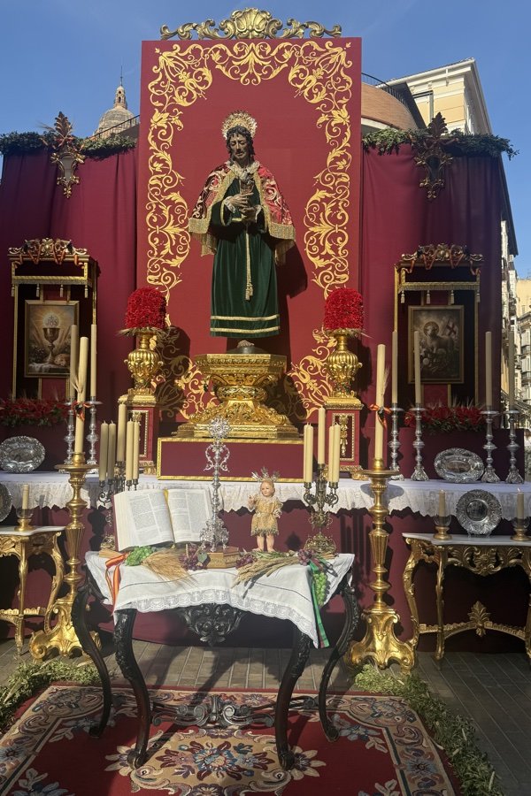 Jesús Eucaristía sale al encuentro de su pueblo en las calles de Málaga