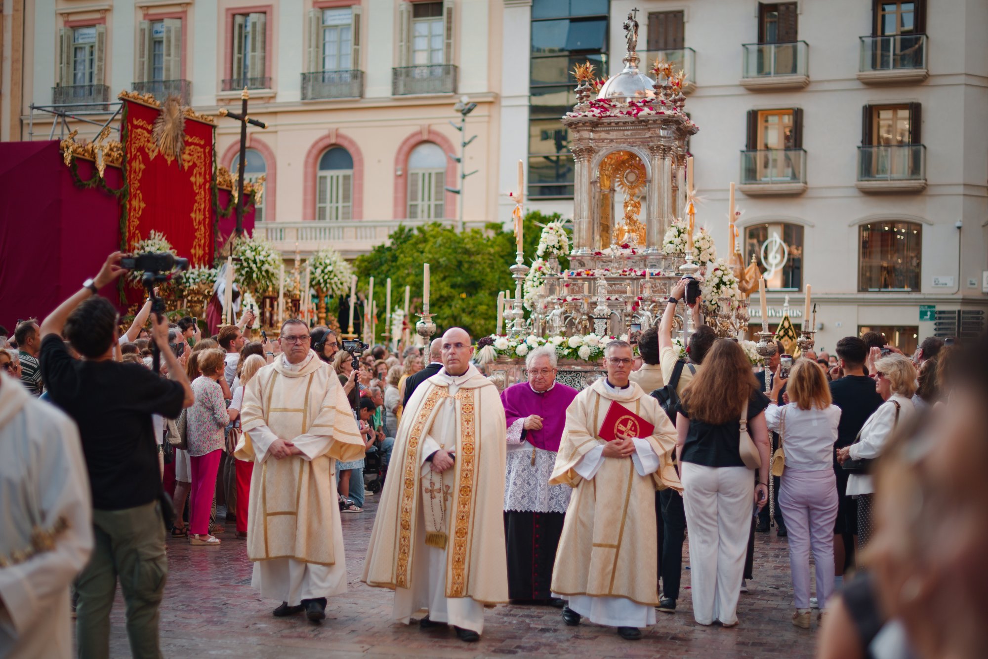 Jesús Eucaristía sale al encuentro de su pueblo en las calles de Málaga