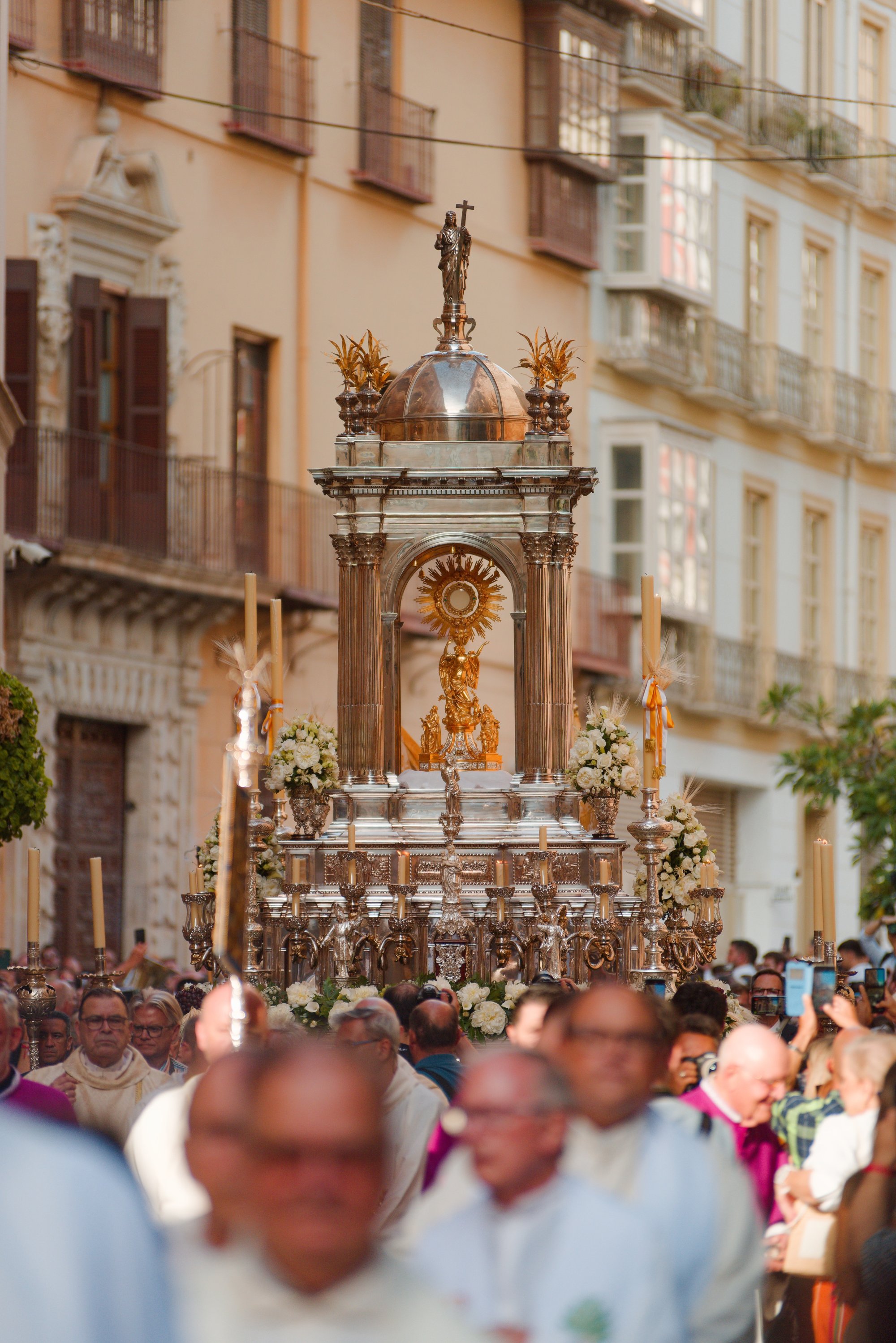 Jesús Eucaristía sale al encuentro de su pueblo en las calles de Málaga