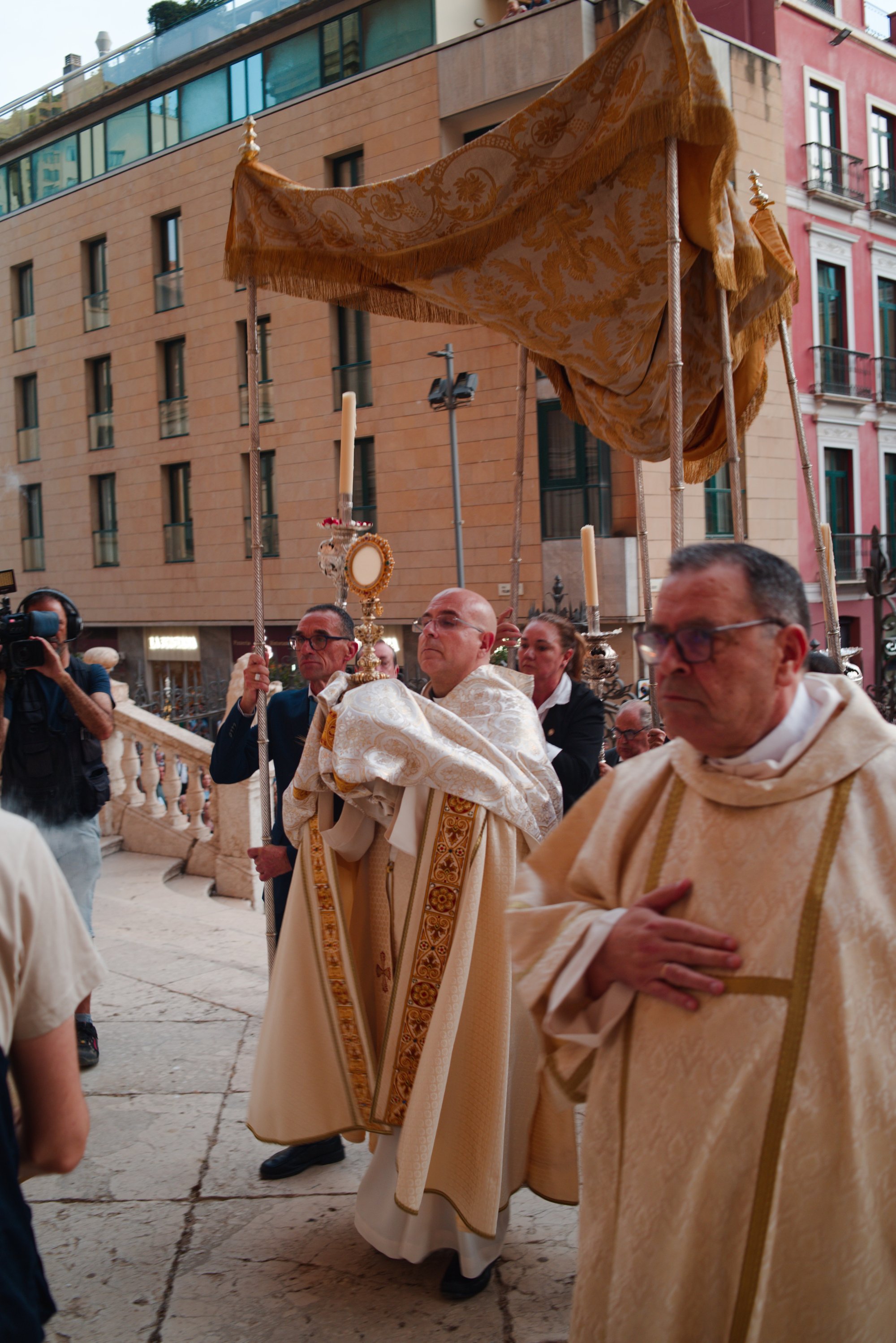 Jesús Eucaristía sale al encuentro de su pueblo en las calles de Málaga