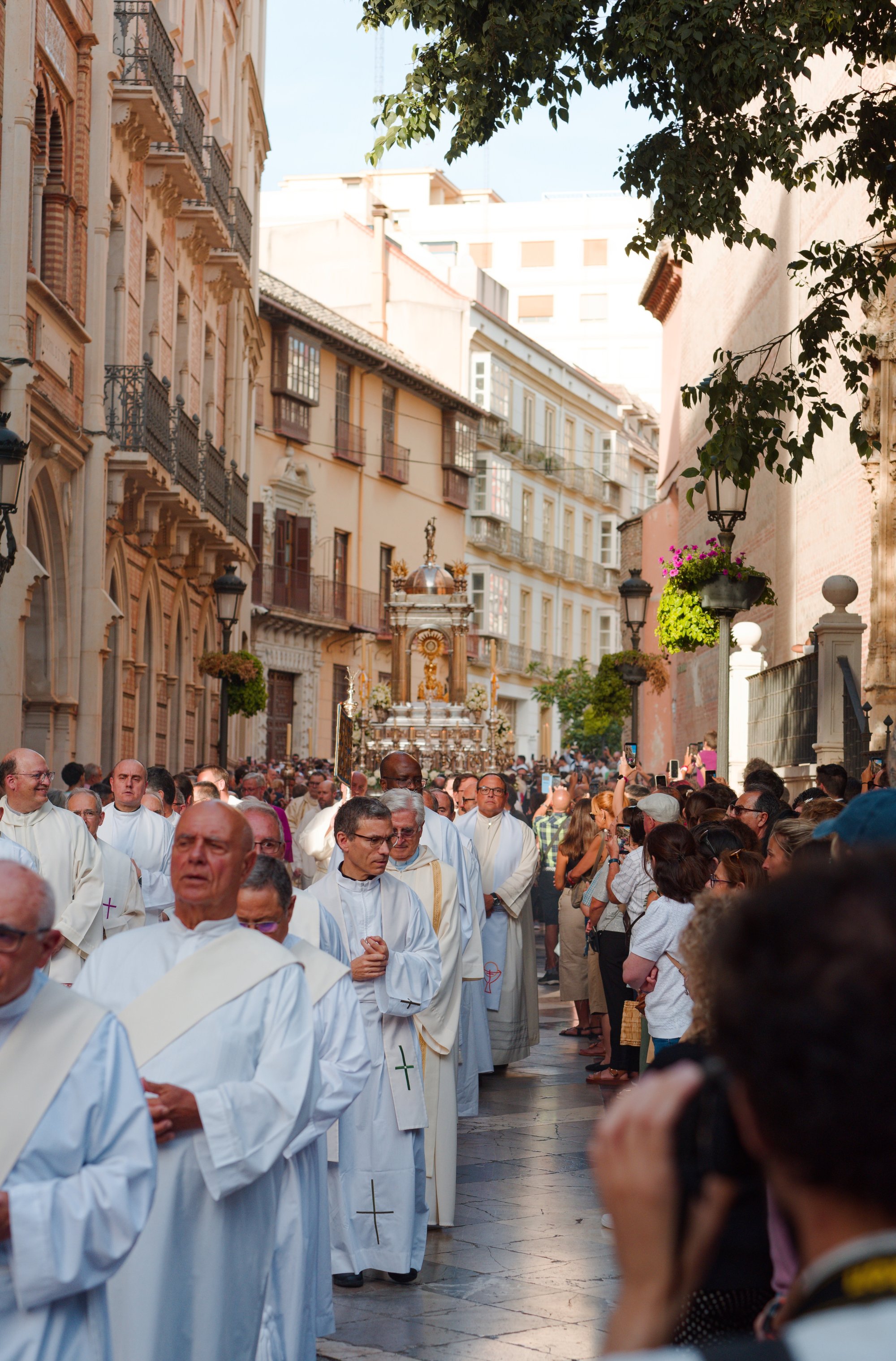 Jesús Eucaristía sale al encuentro de su pueblo en las calles de Málaga