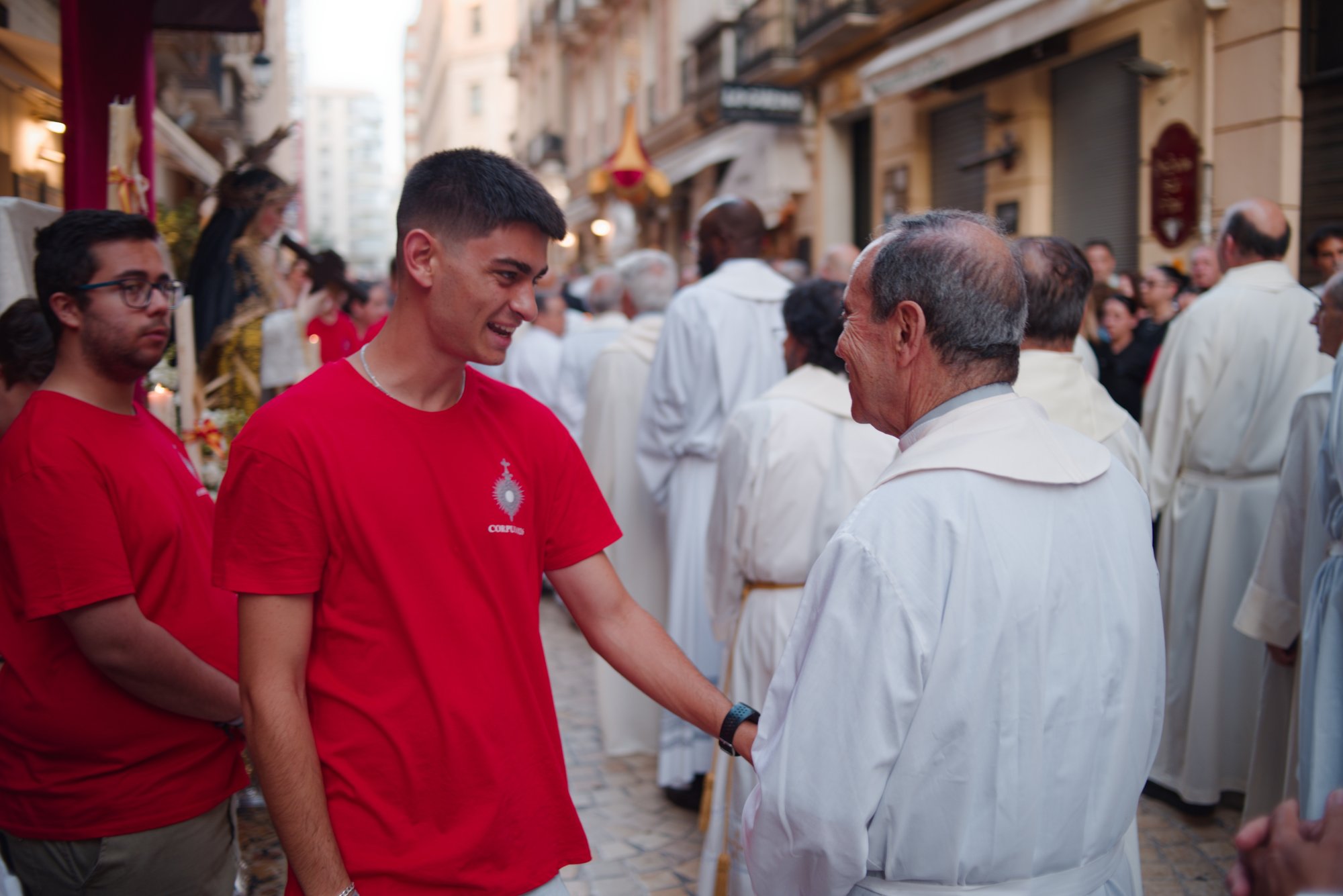 Jesús Eucaristía sale al encuentro de su pueblo en las calles de Málaga