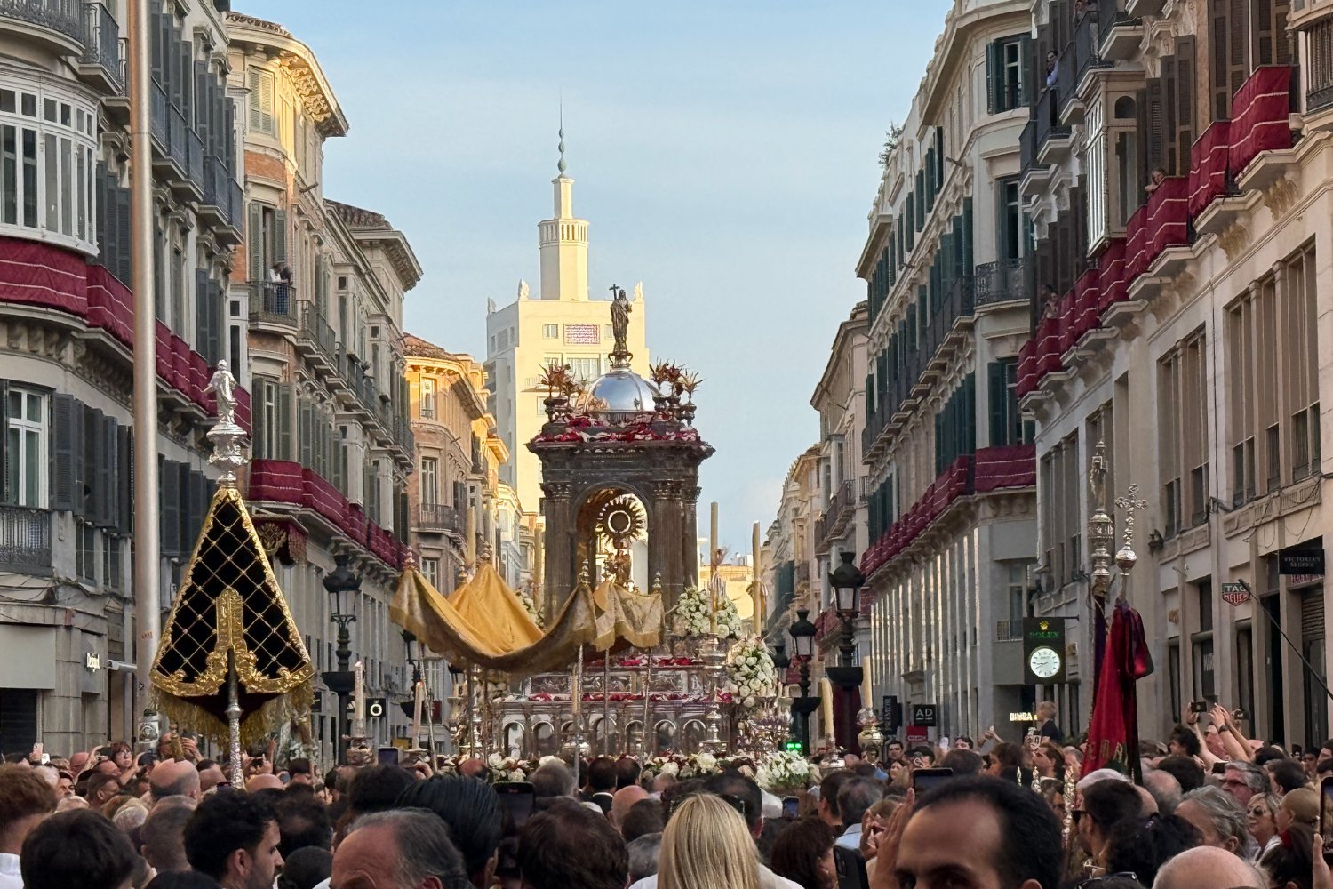 Jesús Eucaristía sale al encuentro de su pueblo en las calles de Málaga
