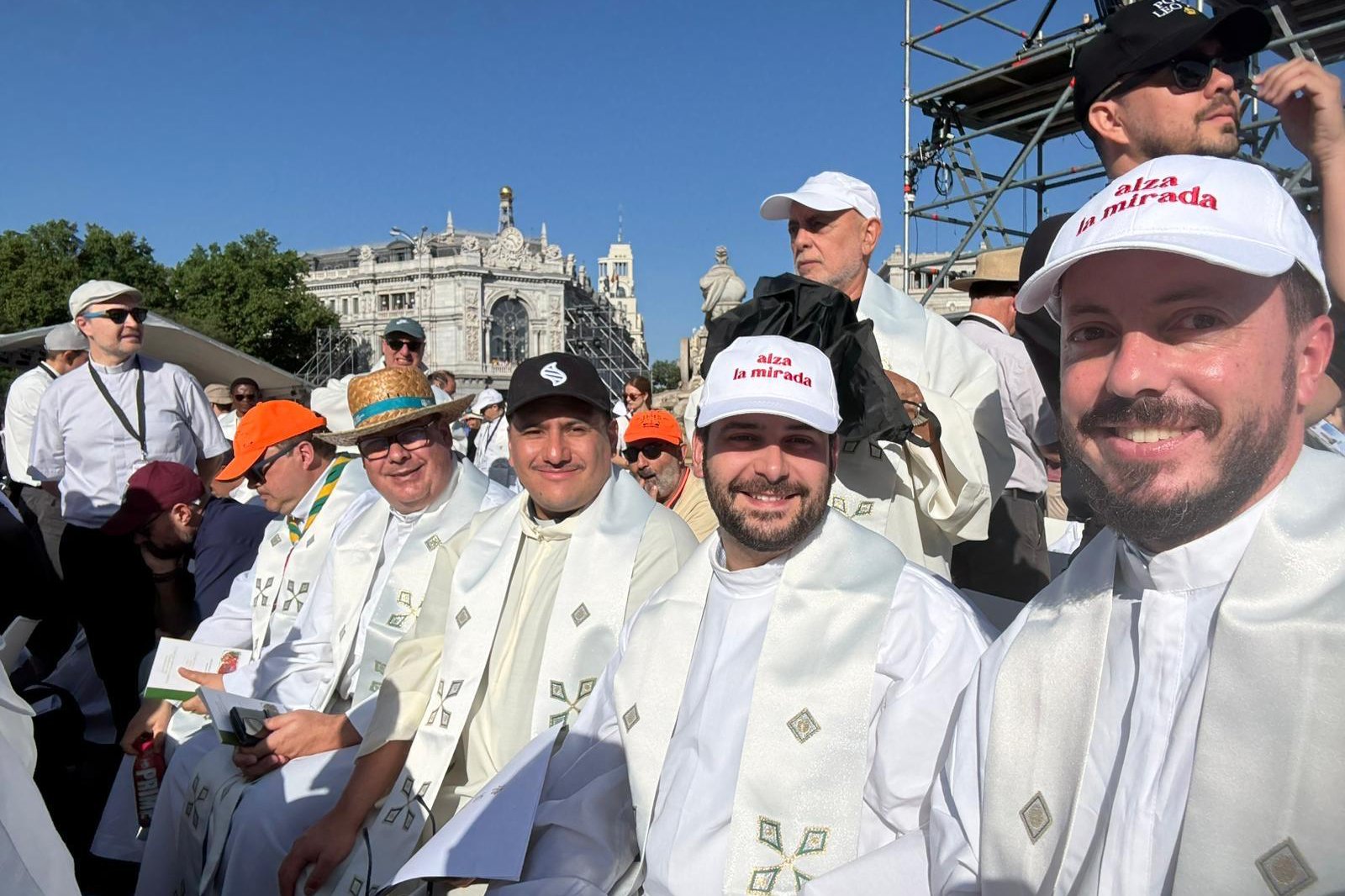 Sacerdotes de Málaga concelebrando en la Misa del Corpus presidida por el papa León XIV