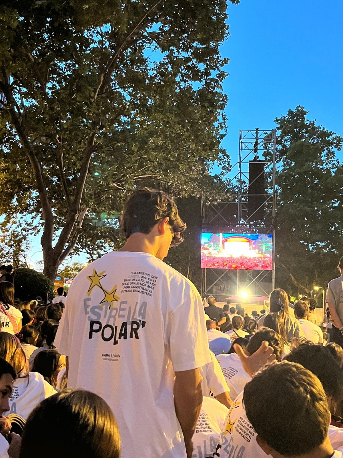 Adoración en la Vigilia de los jóvenes