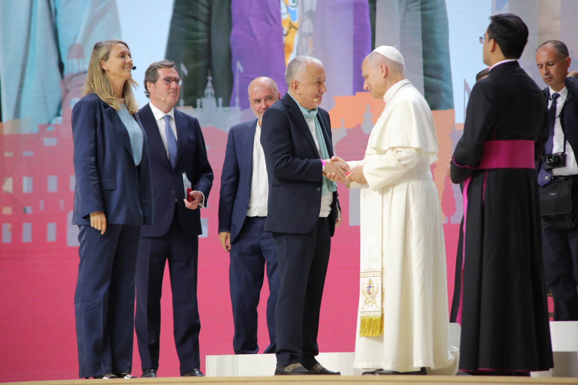 «La Iglesia anhela permanecer en diálogo con el mundo contemporáneo». León XIV en el encuentro "Tejer redes"