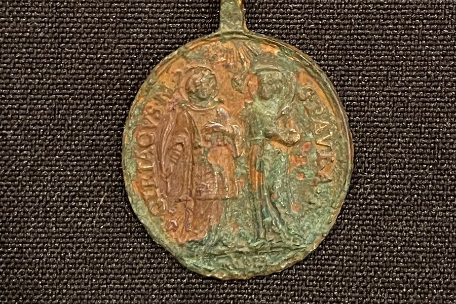 Una antigua medalla con la imagen de San Ciriaco y Santa Paula aparece en las excavaciones del Sagrario