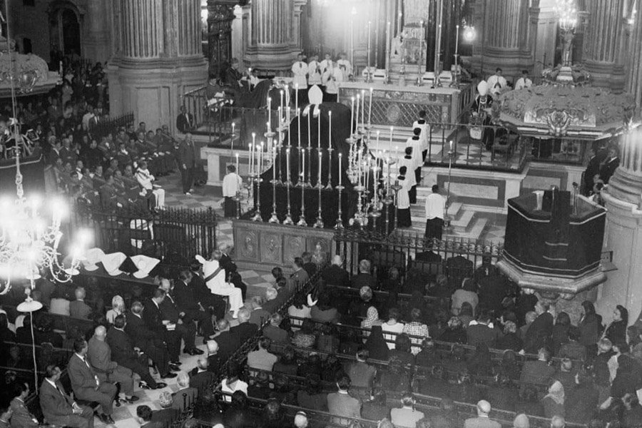 El catafalco en las exequias del Papa Juan XXIII celebradas en la Catedral de Málaga