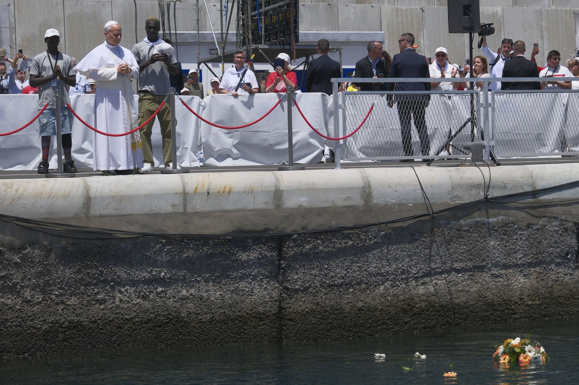 «Hoy, aquí, junto al mar, cada vida que llega nos pregunta qué queda de nuestra humanidad»