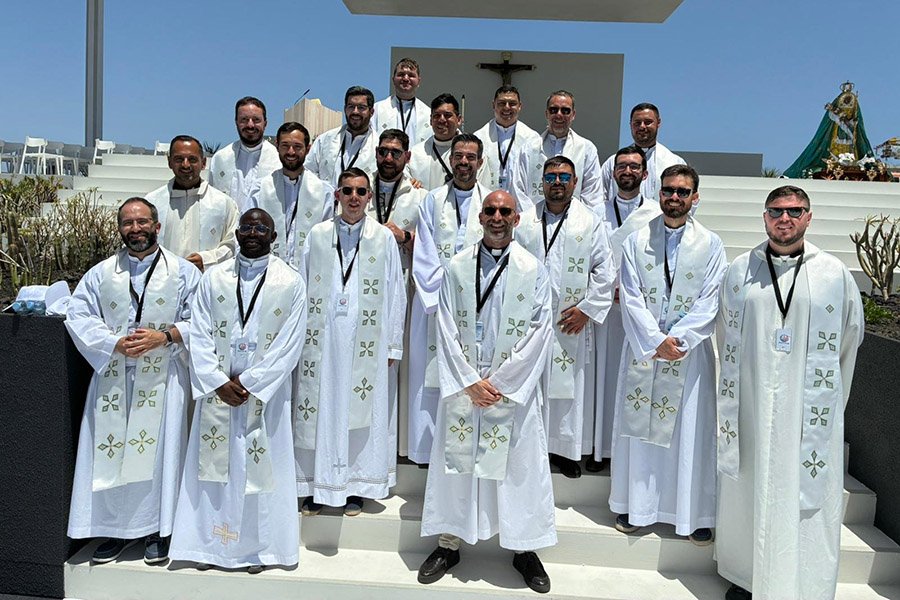 Sacerdotes malagueños participan en la visita del Papa a Tenerife