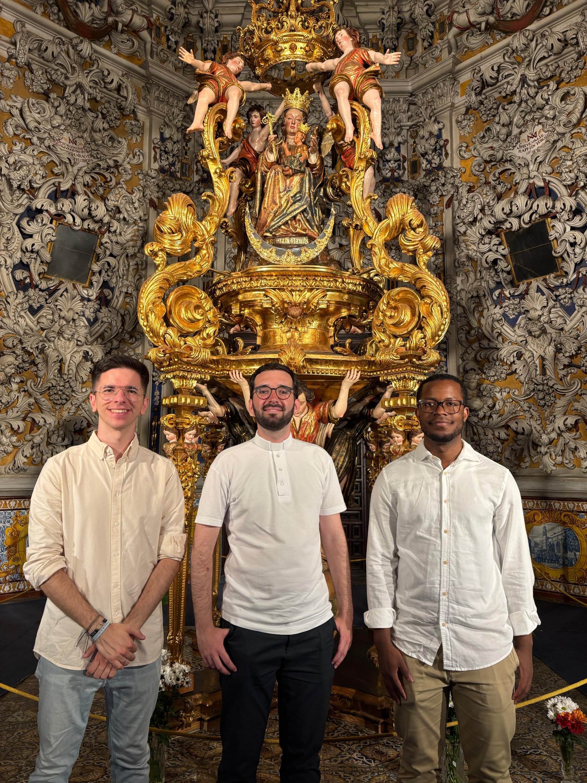Cristian, José Francisco y Huberto a los pies de la Patrona, la Virgen de la Victoria, ante quien dejaron la primera de las invitaciones para el día de la ordenación