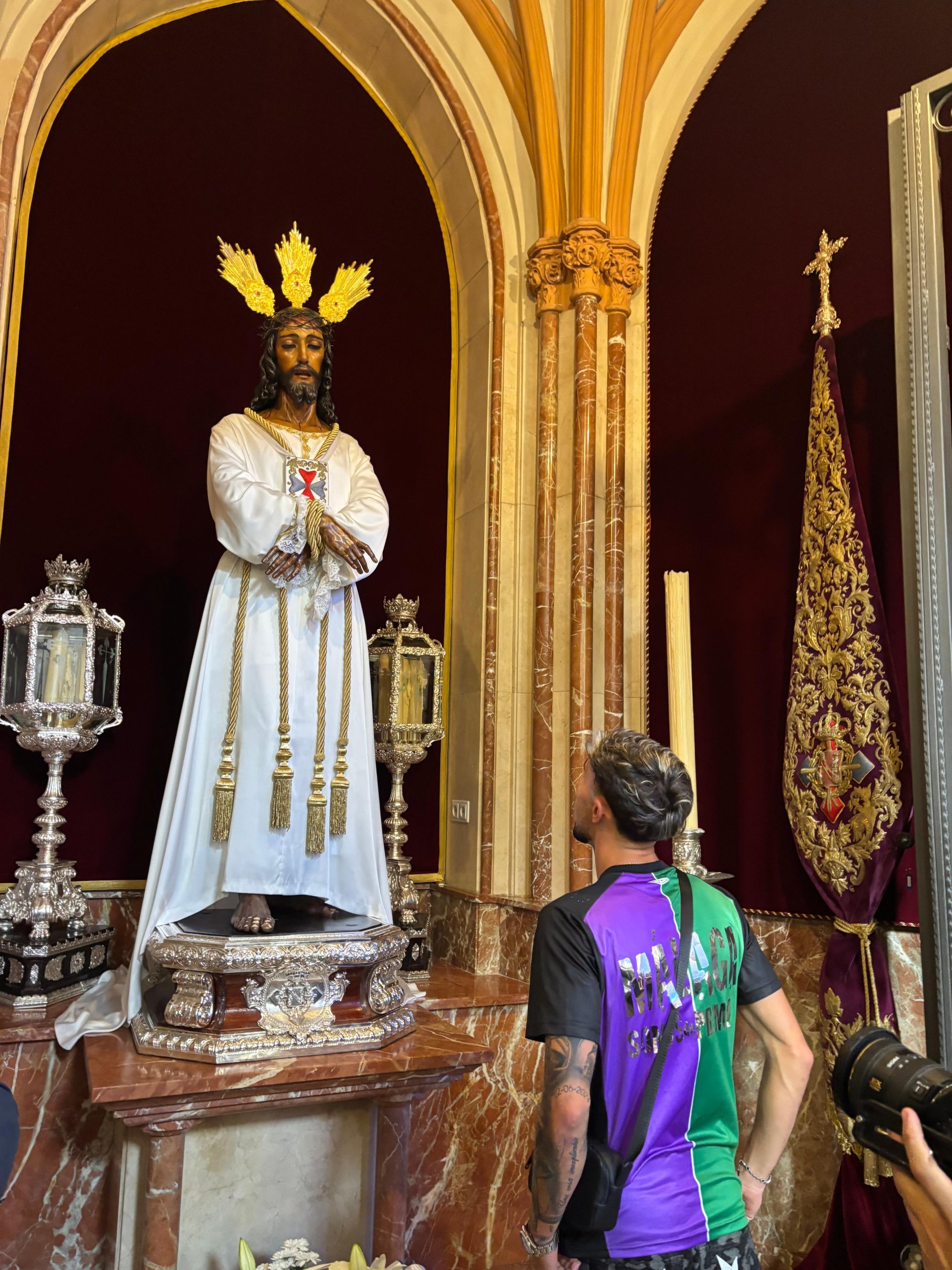 Larrubia reza ante la imagen de Jesús Cautivo