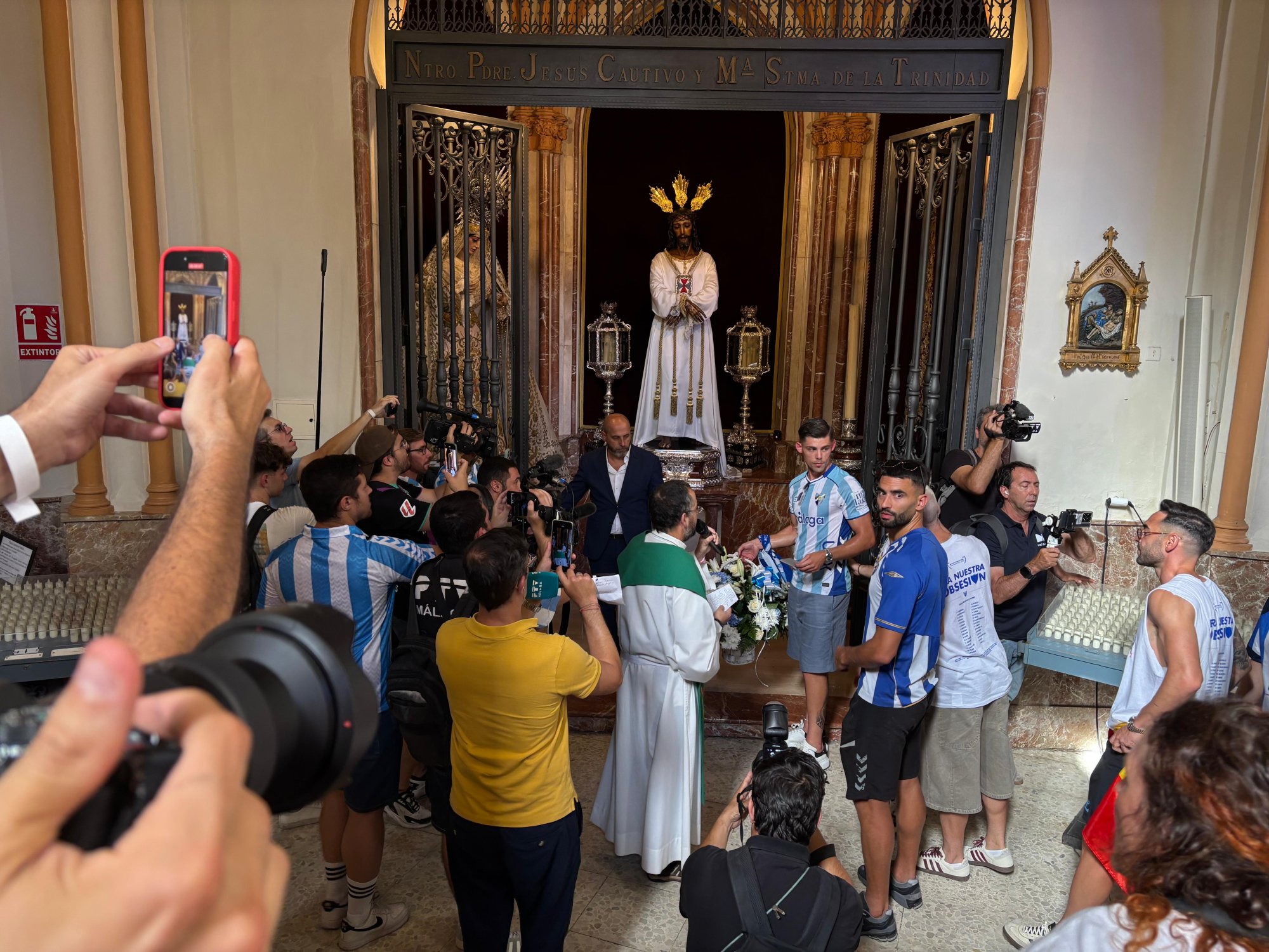 Ofrenda floral del Málaga CF ante el Cautivo