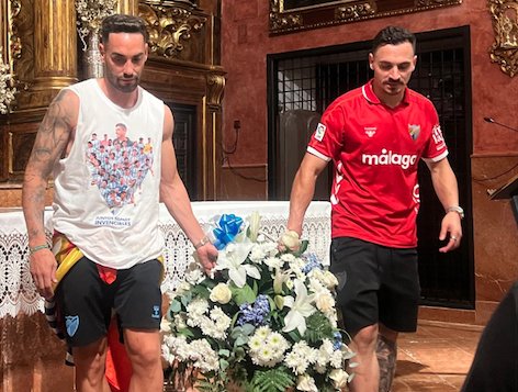 Ofrenda floral del Málaga CF ante la imagen de la Divina Pastora