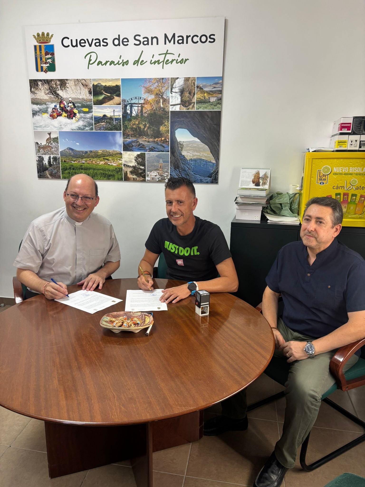 Firma del convenio entre el alcalde de Cuevas de San Marcos y el ecónomo diocesano
