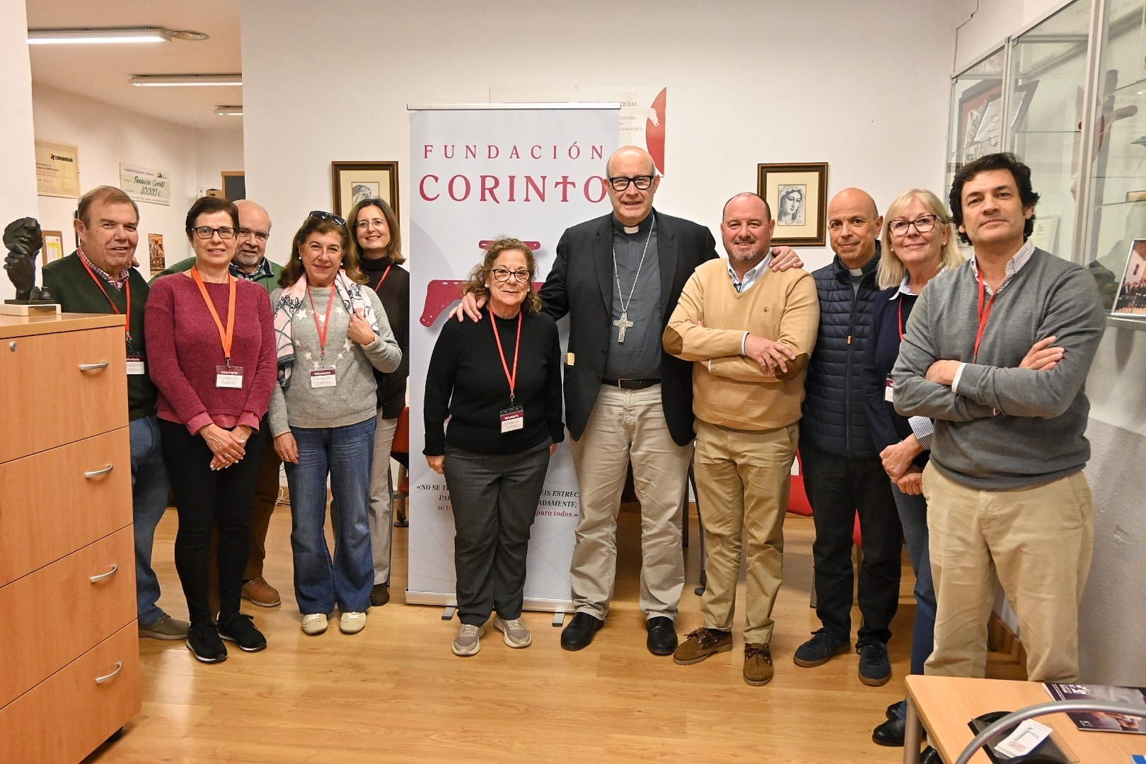 El Obispo D. José Antonio Satué, con parte del equipo voluntario, en el economato de la Fundación Corinto en marzo de 2026