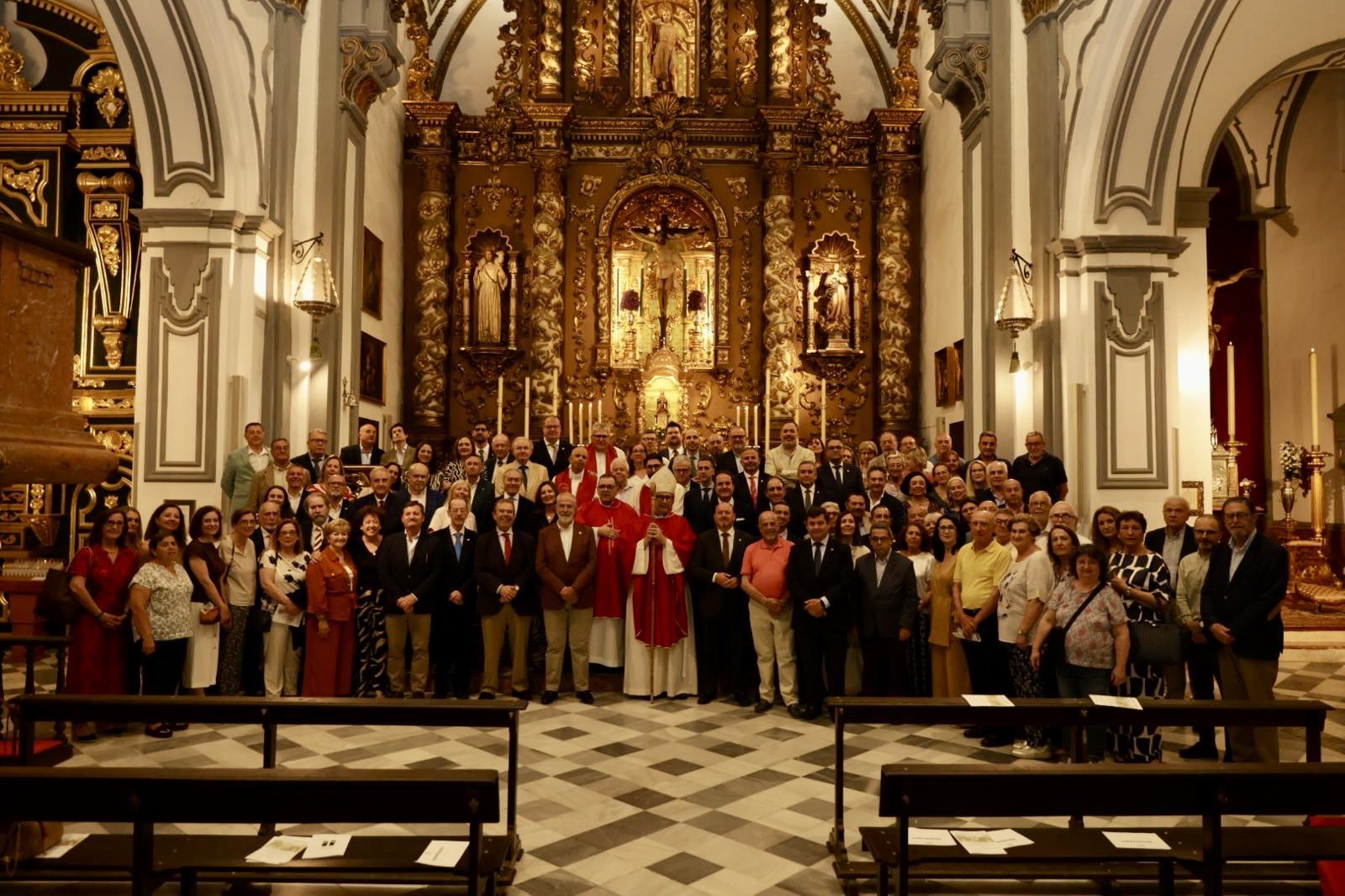 El obispo posa junto a voluntarios y miembros del Patronato de la Fundación Corinto en la misa de aniversario celebrada en San Juan