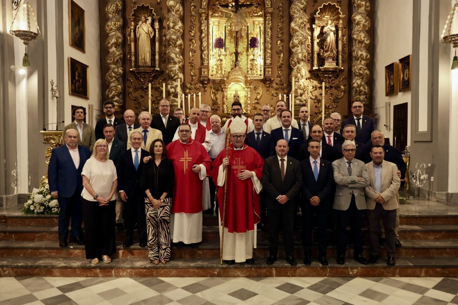 El obispo posa junto a voluntarios y miembros del Patronato de la Fundación Corinto en la misa de aniversario celebrada en San Juan