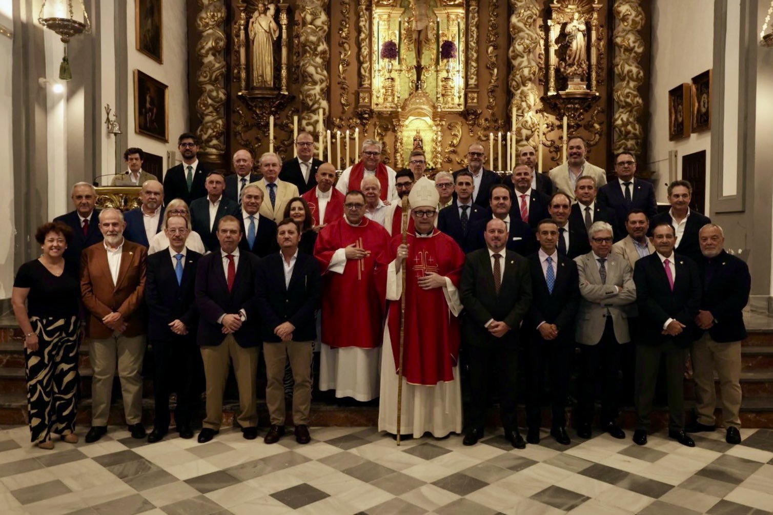 El obispo posa junto a voluntarios y miembros del Patronato de la Fundación Corinto en la misa de aniversario celebrada en San Juan