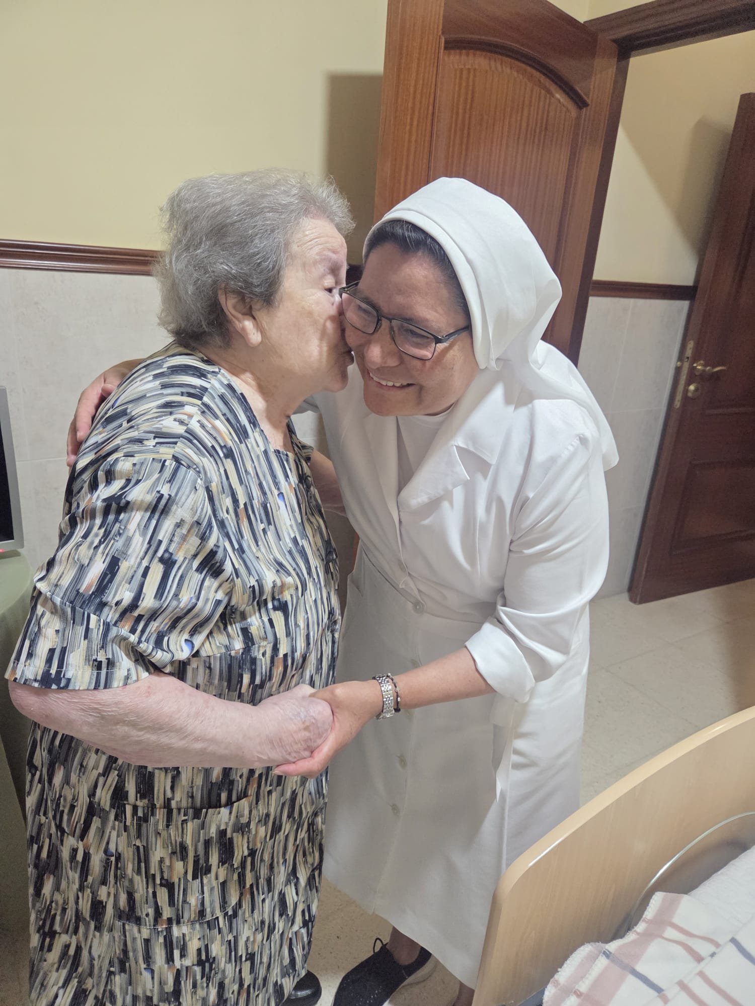 Madre Libertad abraza a una residente centenaria