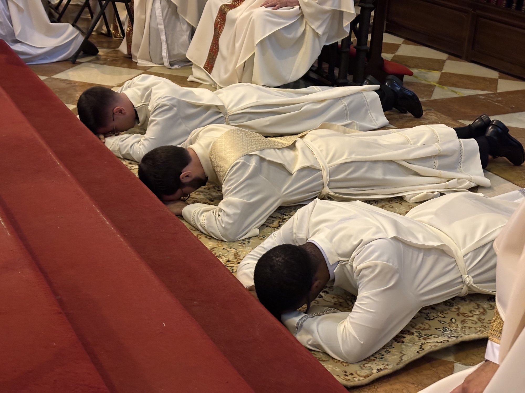 Huberto, Cristian y José Francisco, primeros diáconos y sacerdote ordenados por Mons. Satué