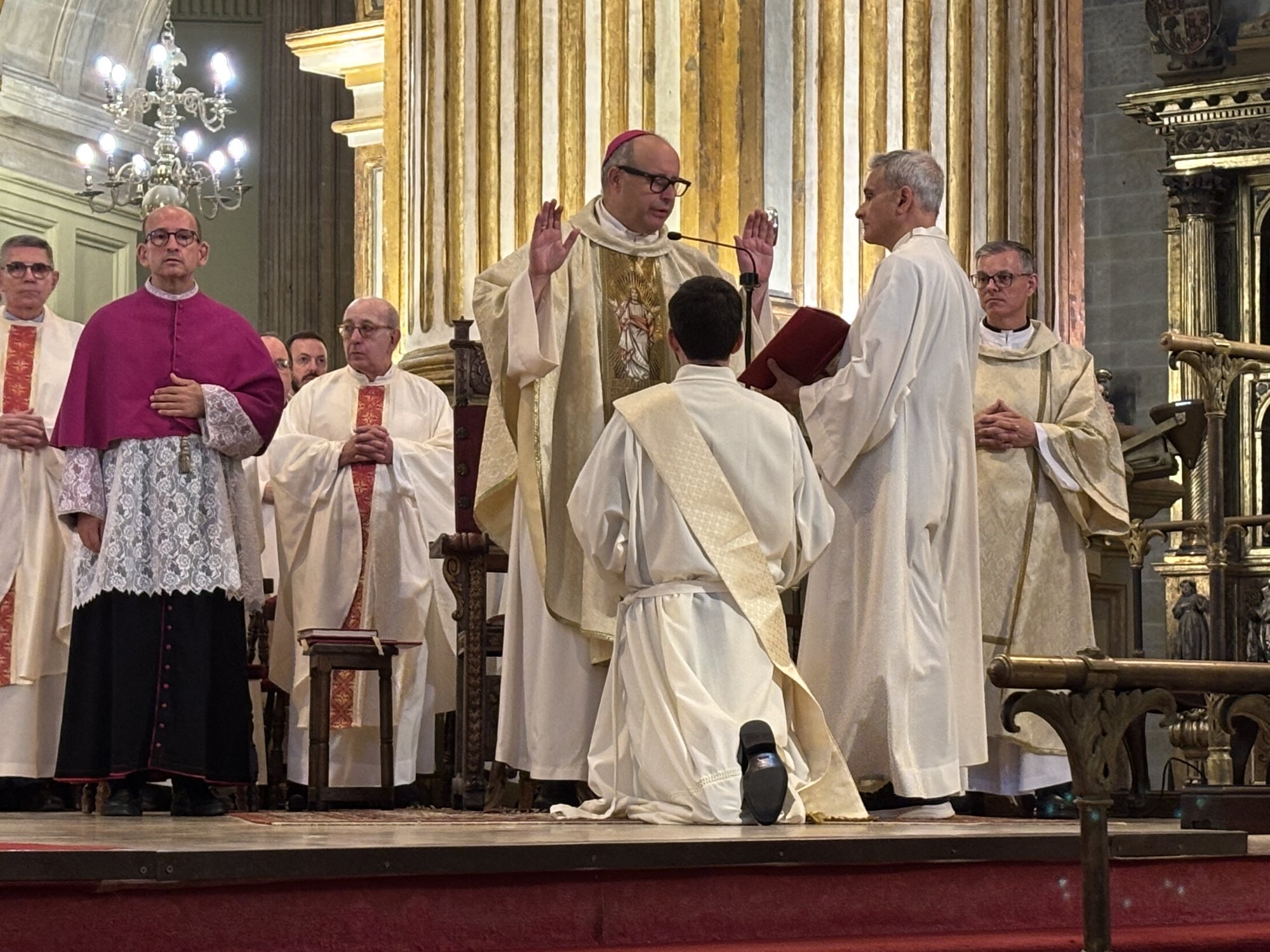 Huberto, Cristian y José Francisco, primeros diáconos y sacerdote ordenados por Mons. Satué