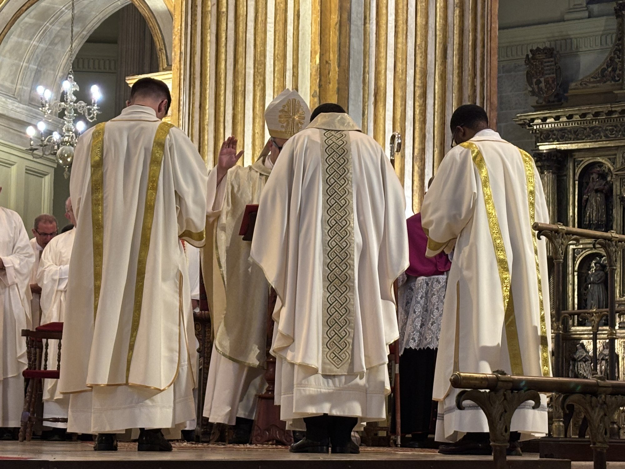 Huberto, Cristian y José Francisco, primeros diáconos y sacerdote ordenados por Mons. Satué