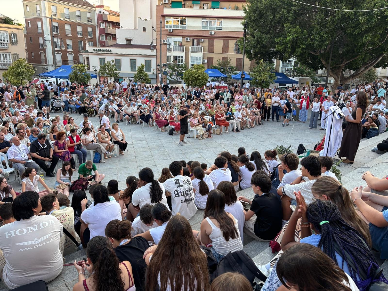 La Plaza de la Victoria, lugar de oración y música en el Encuentro de Laicos
