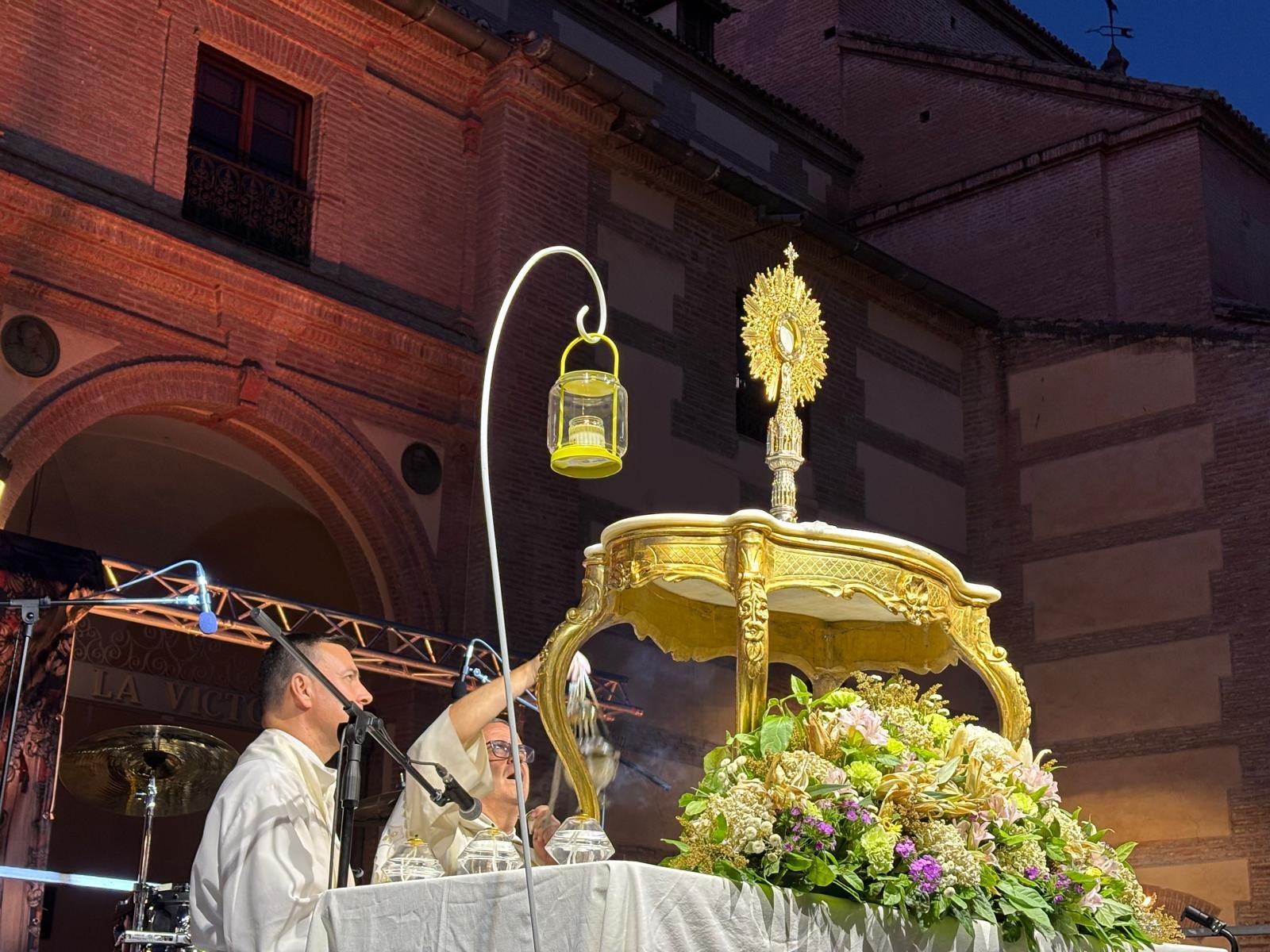 La Plaza de la Victoria, lugar de oración y música en el Encuentro de Laicos