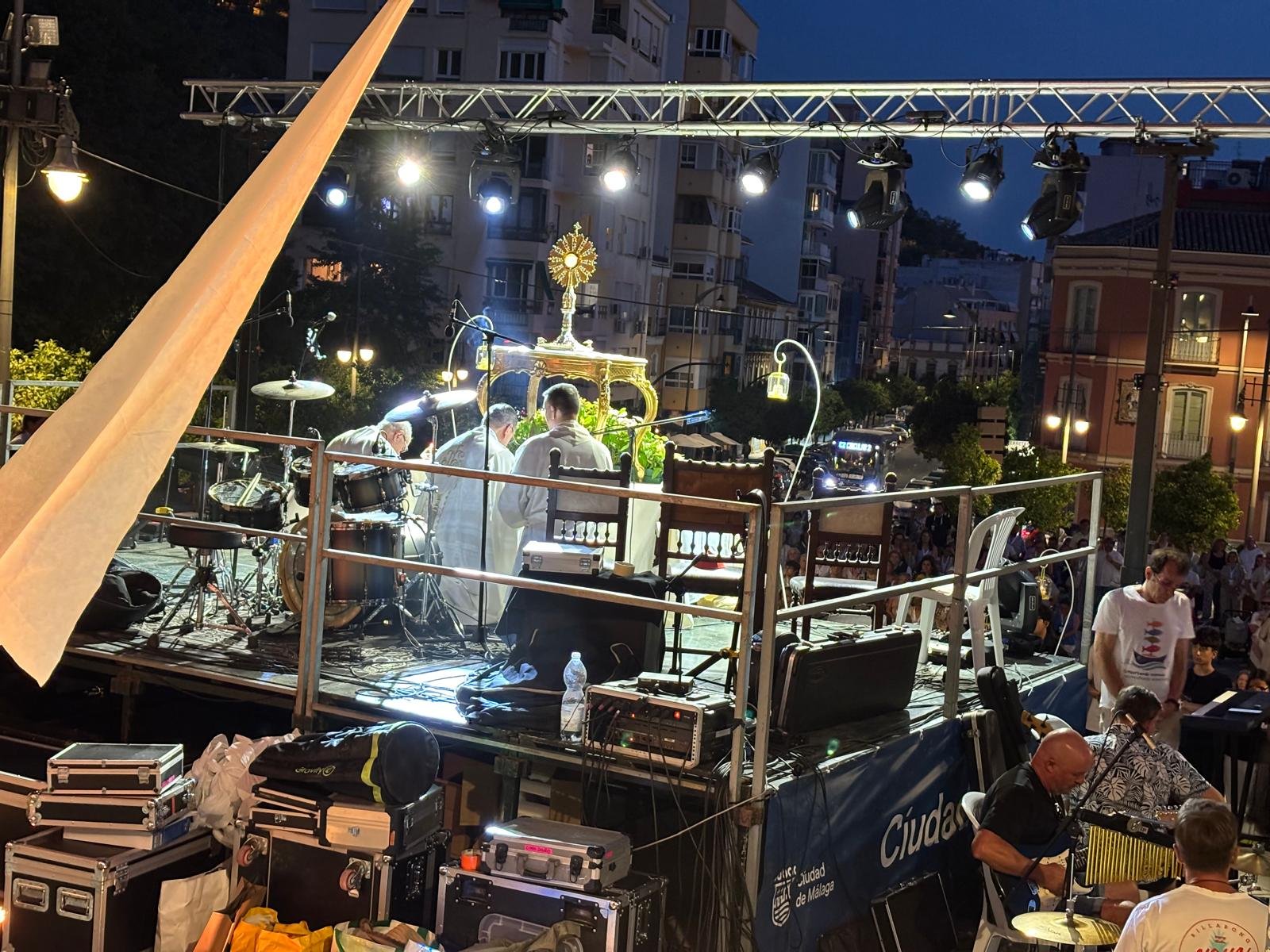 La Plaza de la Victoria, lugar de oración y música en el Encuentro de Laicos