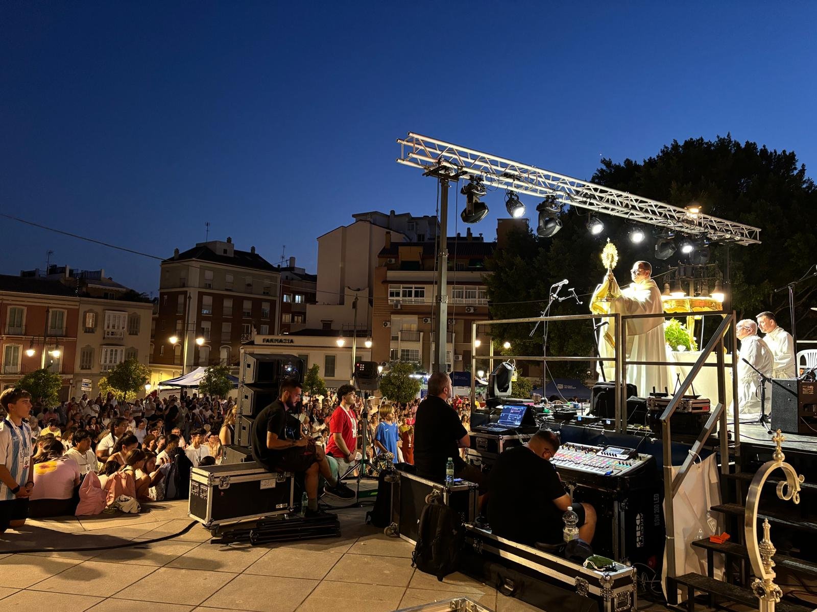 La Plaza de la Victoria, lugar de oración y música en el Encuentro de Laicos