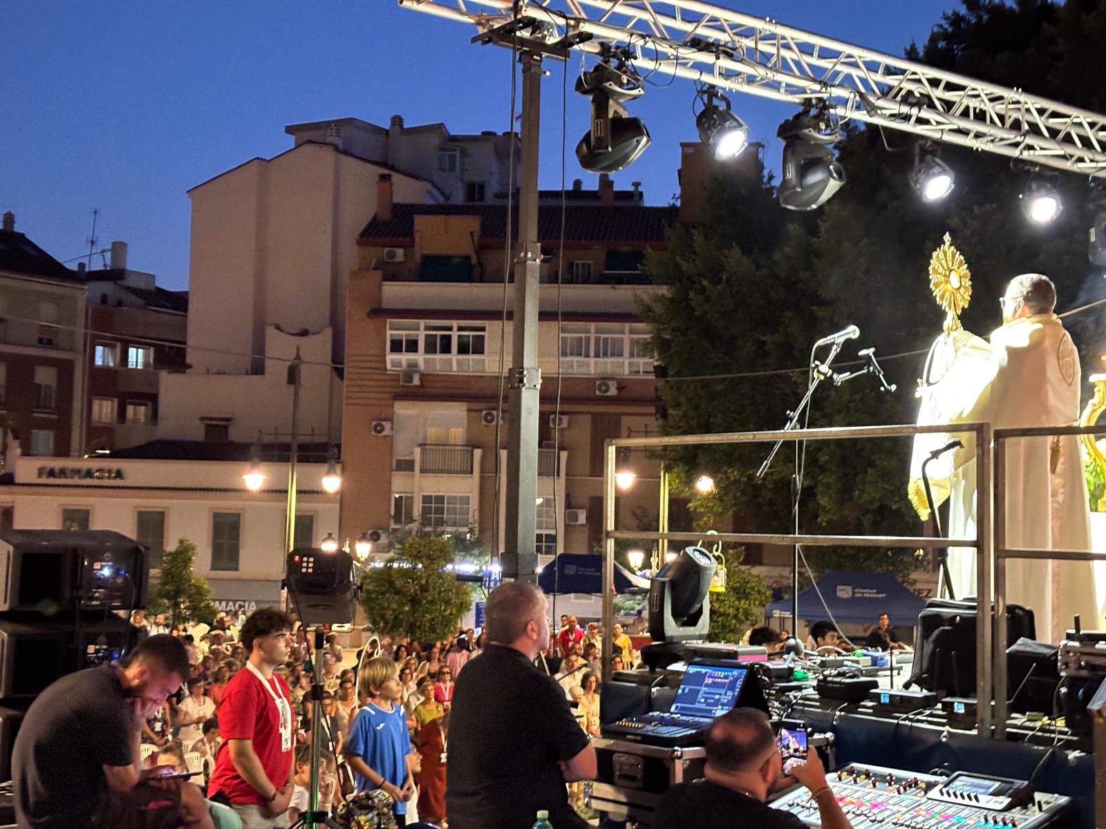 La Plaza de la Victoria, lugar de oración y música en el Encuentro de Laicos