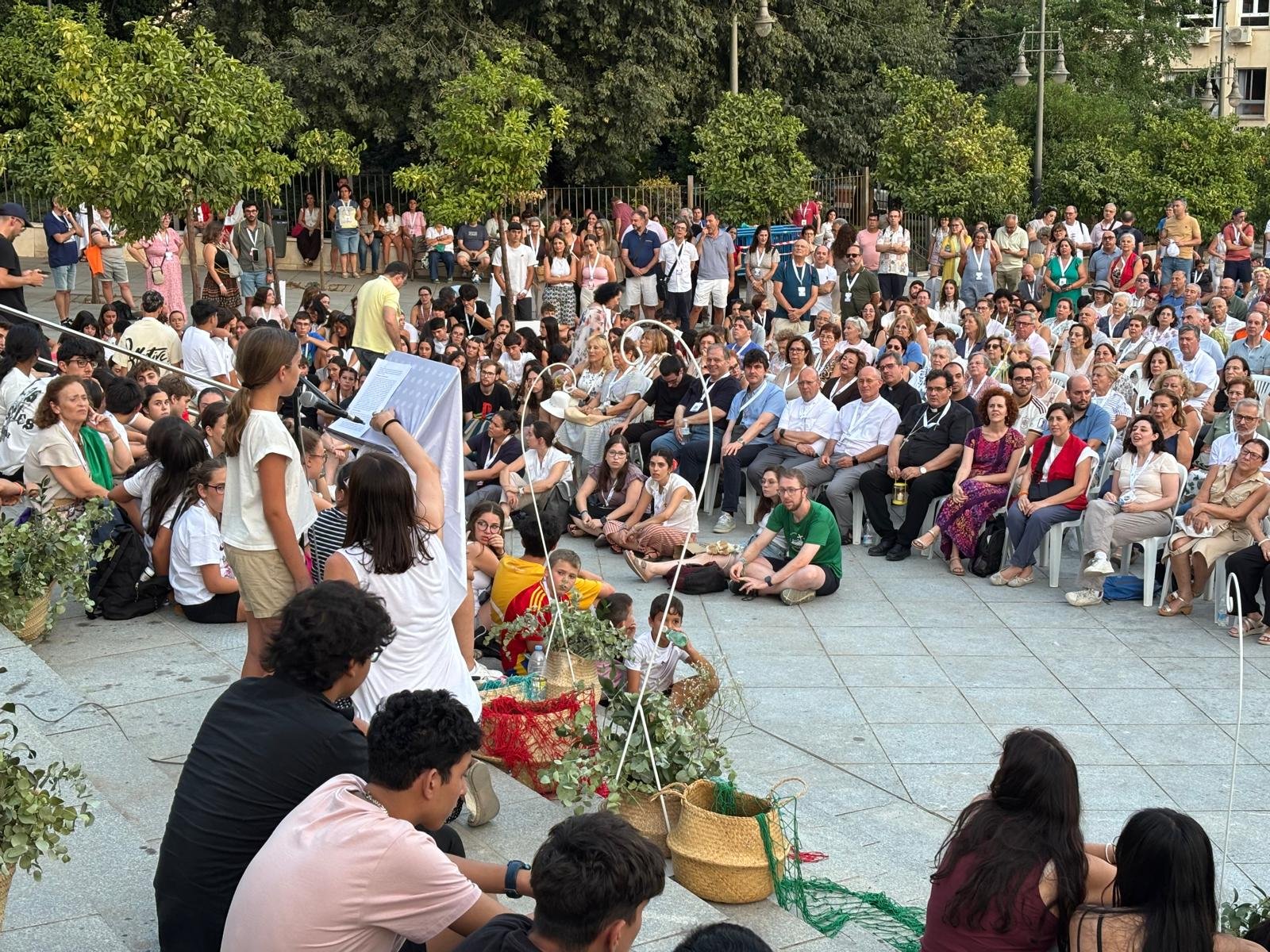 La Plaza de la Victoria, lugar de oración y música en el Encuentro de Laicos