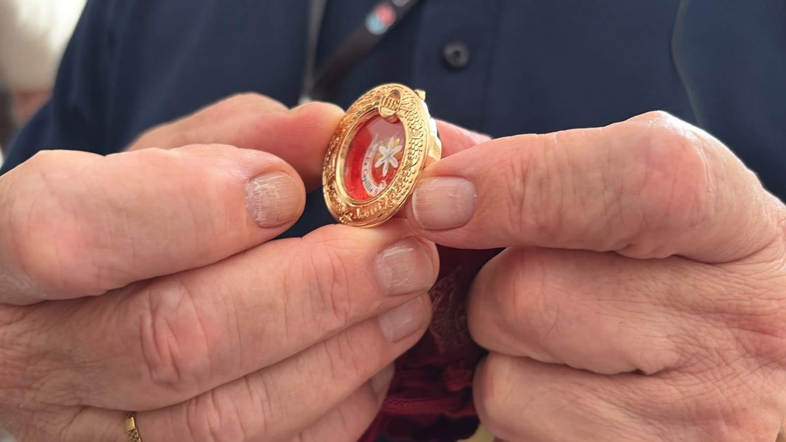 Reliquia ex capellis de san Carlo Acutis, recibida por el párroco del Sagrado Corazón, Eduardo Resa