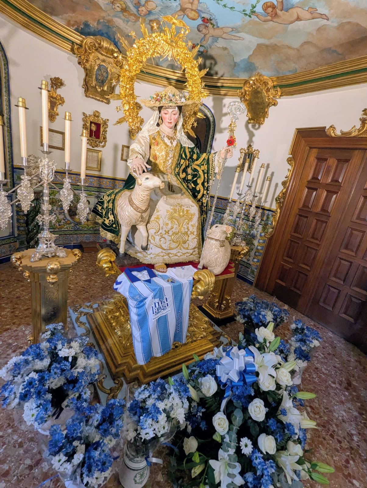 Ofrenda floral del Málaga CF a la Divina Pastora antes de comenzar la temporada 2026-27