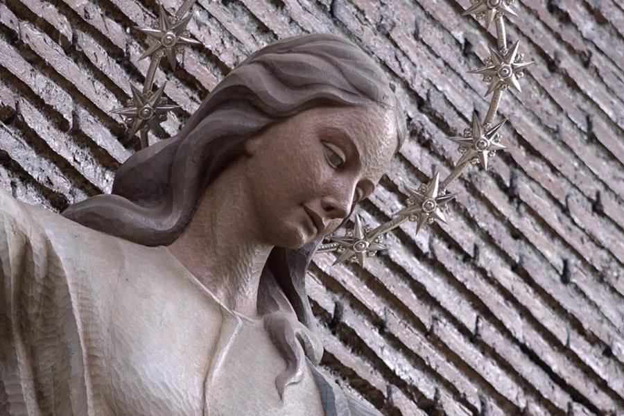 ASUNCIÓN. Una mujer vestida de sol