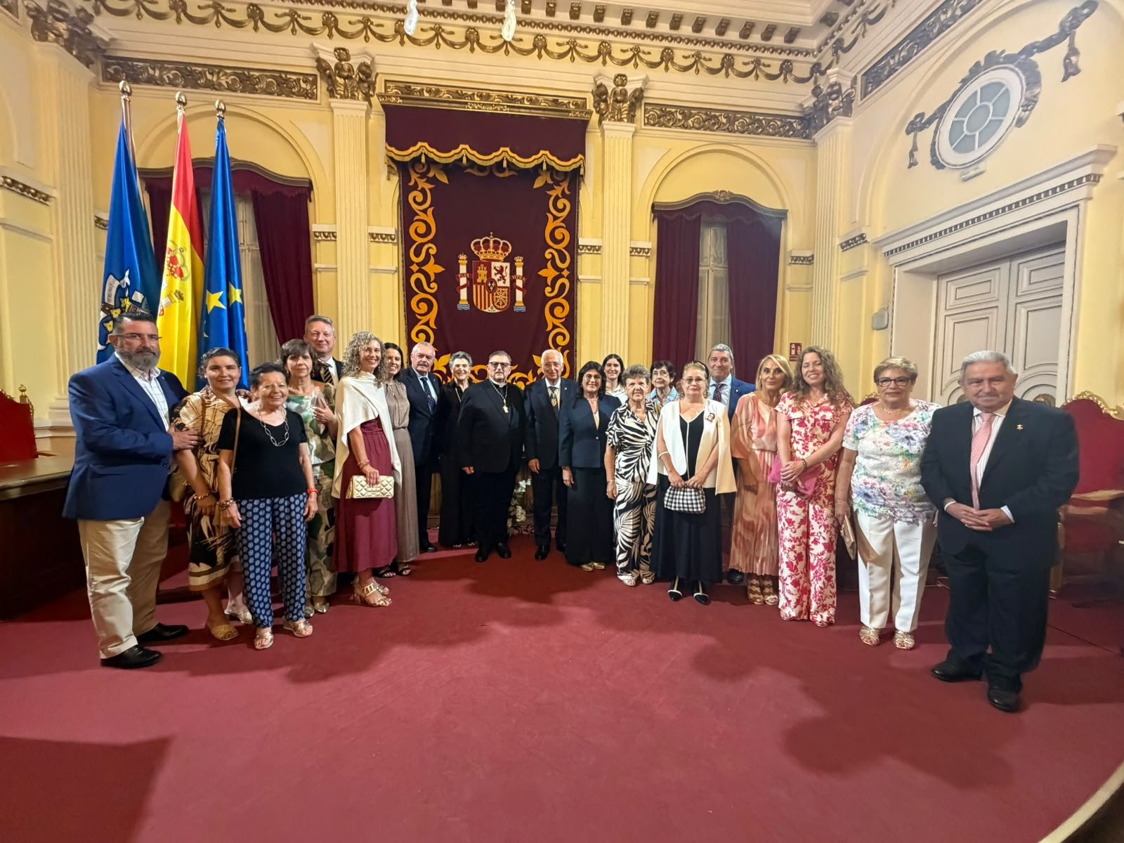 Eduardo Resa, junto al presidente y parte de la comunidad cristiana de Melilla