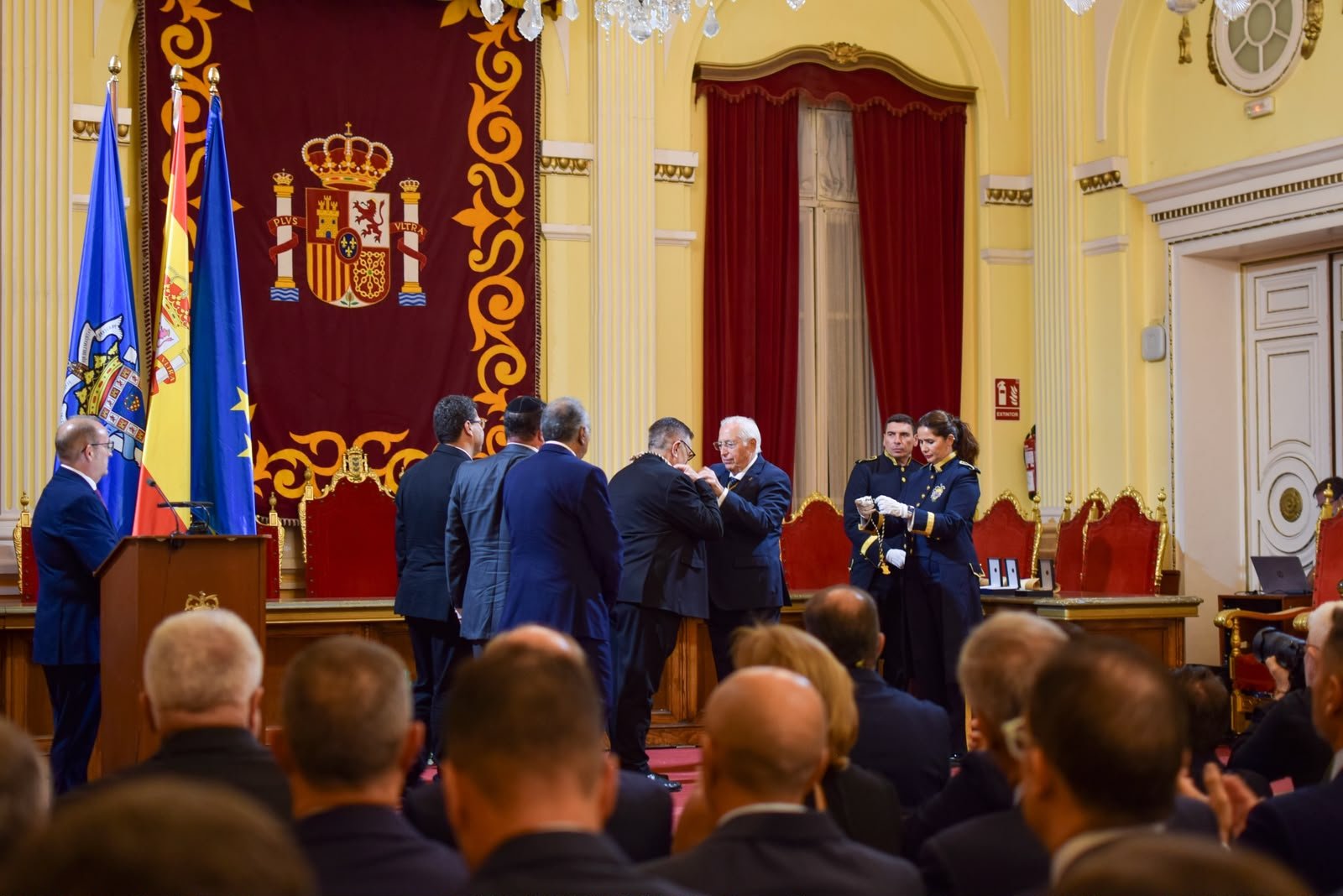 Entrega de la medalla de oro de Melilla a la Mesa Interconfesional en la persona de Eduardo Resa