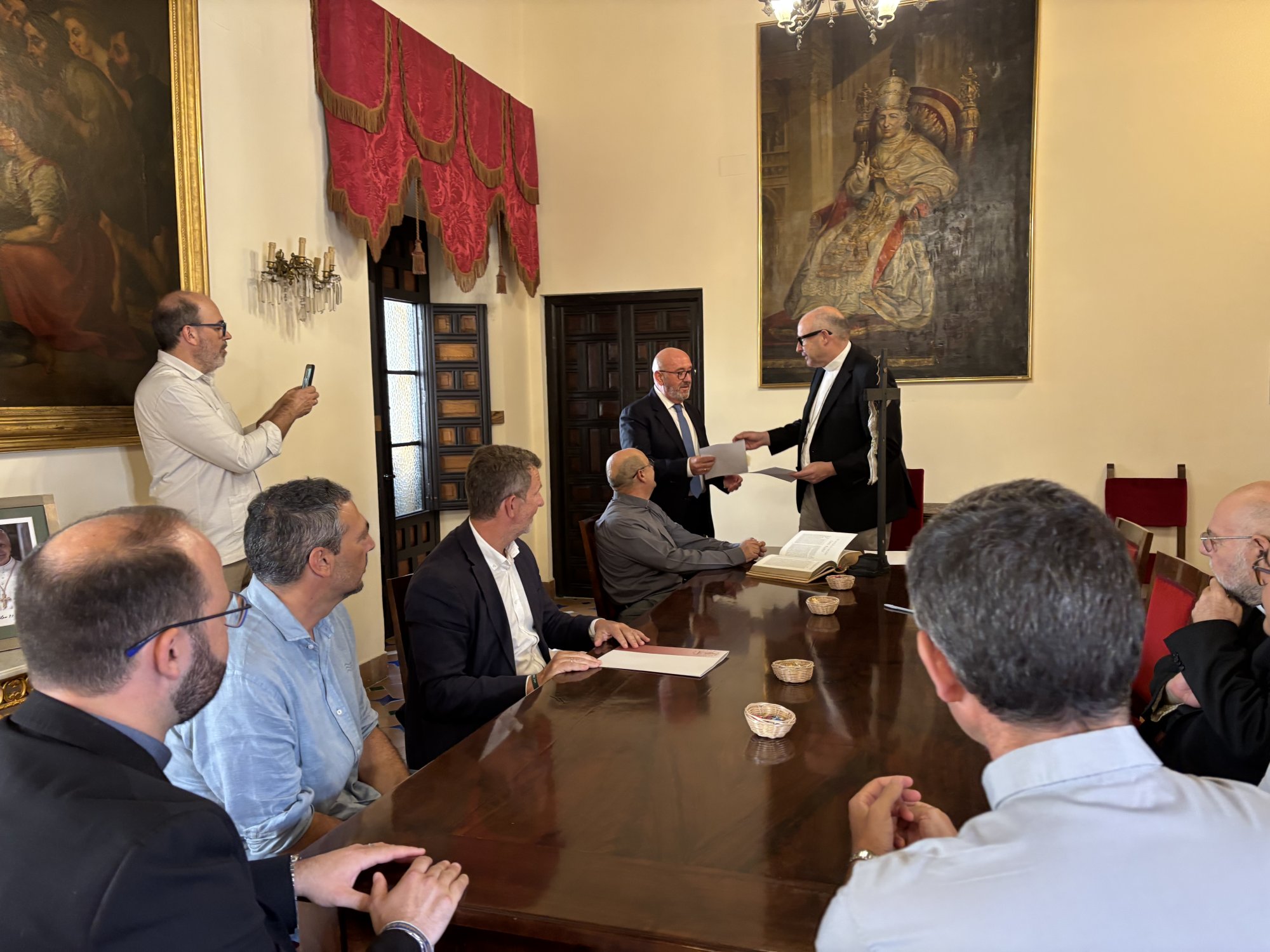 Los nuevos delegados diocesanos firman sus cargos y hacen profesión de fe