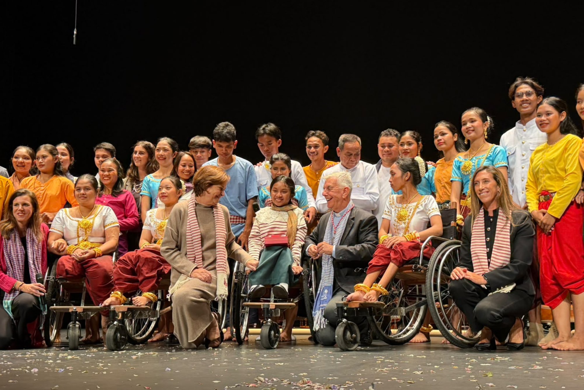 Kike Figaredo SJ trae la danza de Camboya en solidaridad con las víctimas de minas antipersona