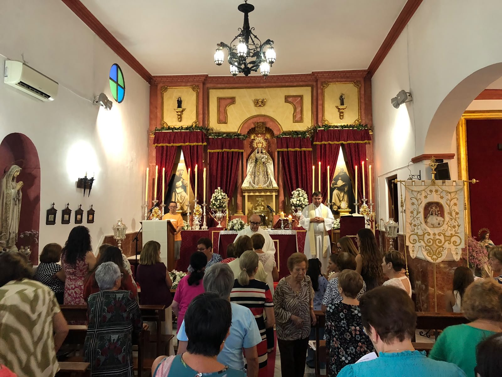 SERRATO. El Obispo participa en la novena a Nuestra Señora del Rosario