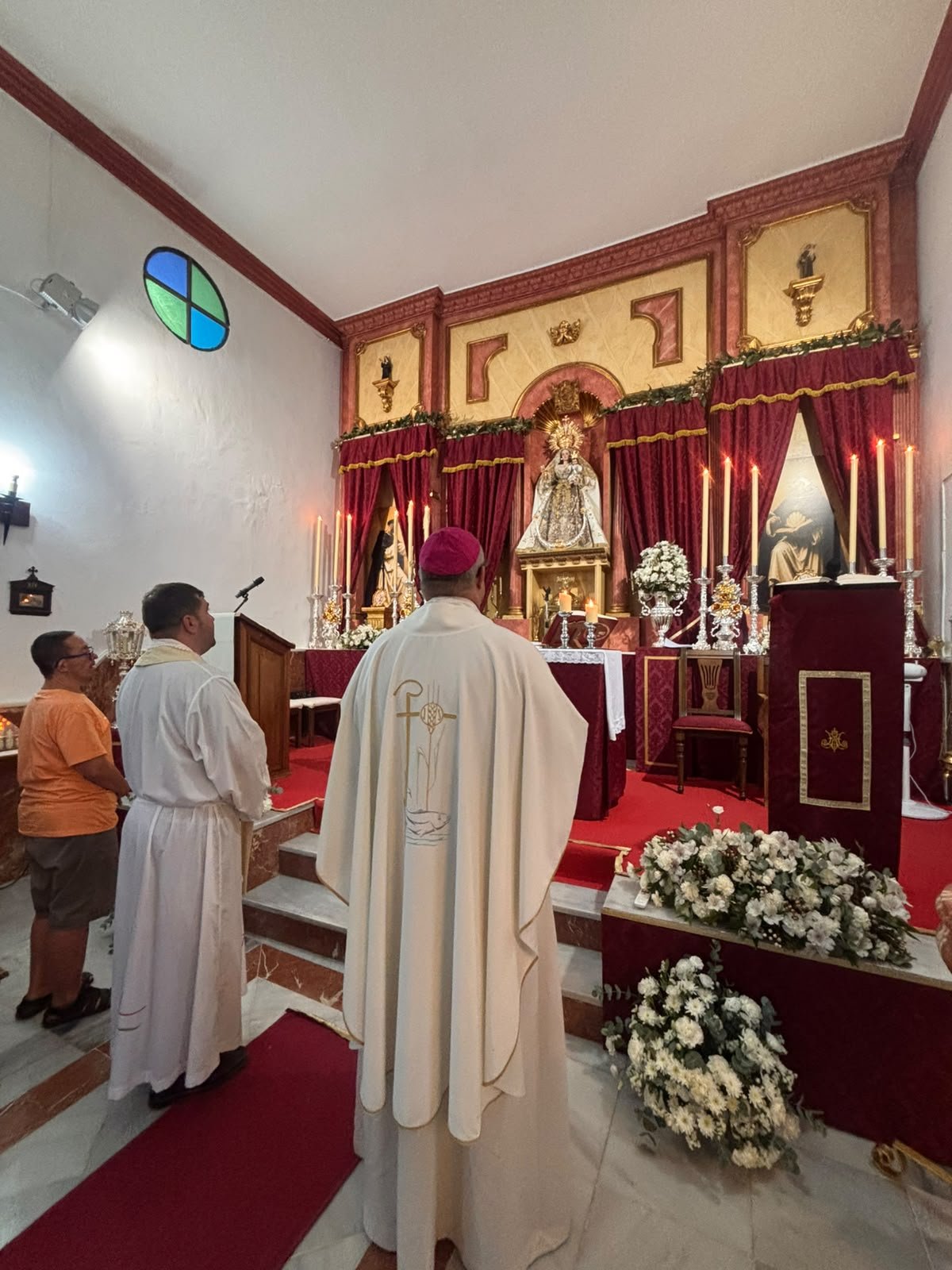 SERRATO. El Obispo participa en la novena a Nuestra Señora del Rosario