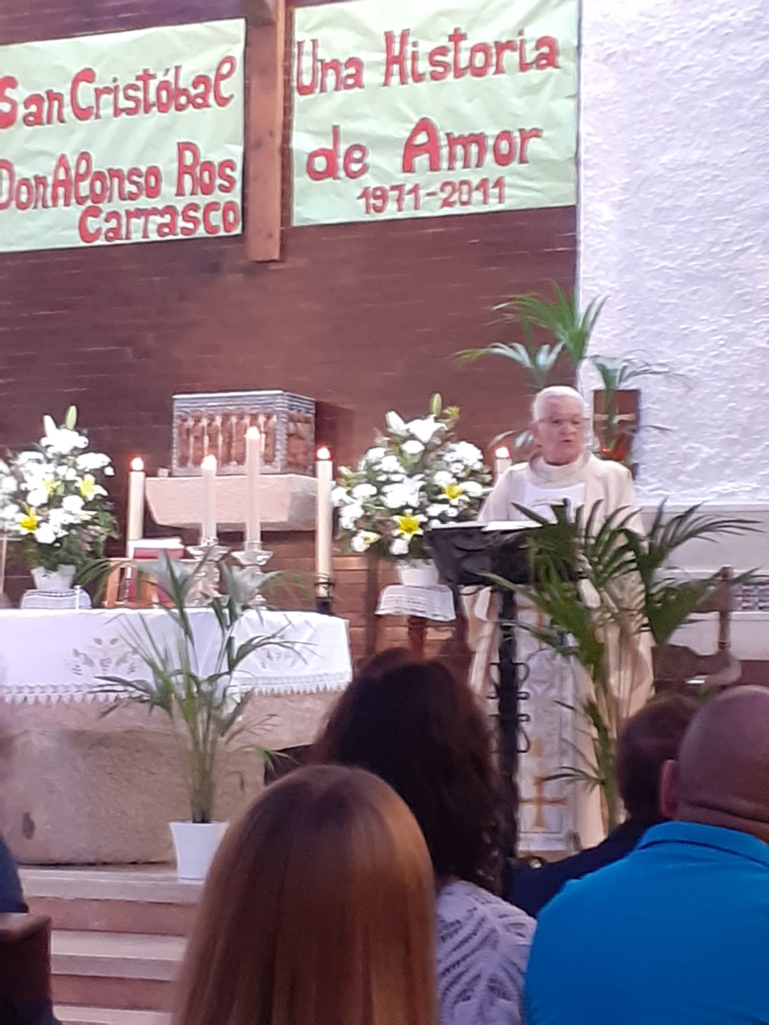 D. Alonso Ros presidió en San Cristóbal una misa en Acción de Gracias por el cincuentenario de la parroquia en la que sirvió de 1971 a 2011
