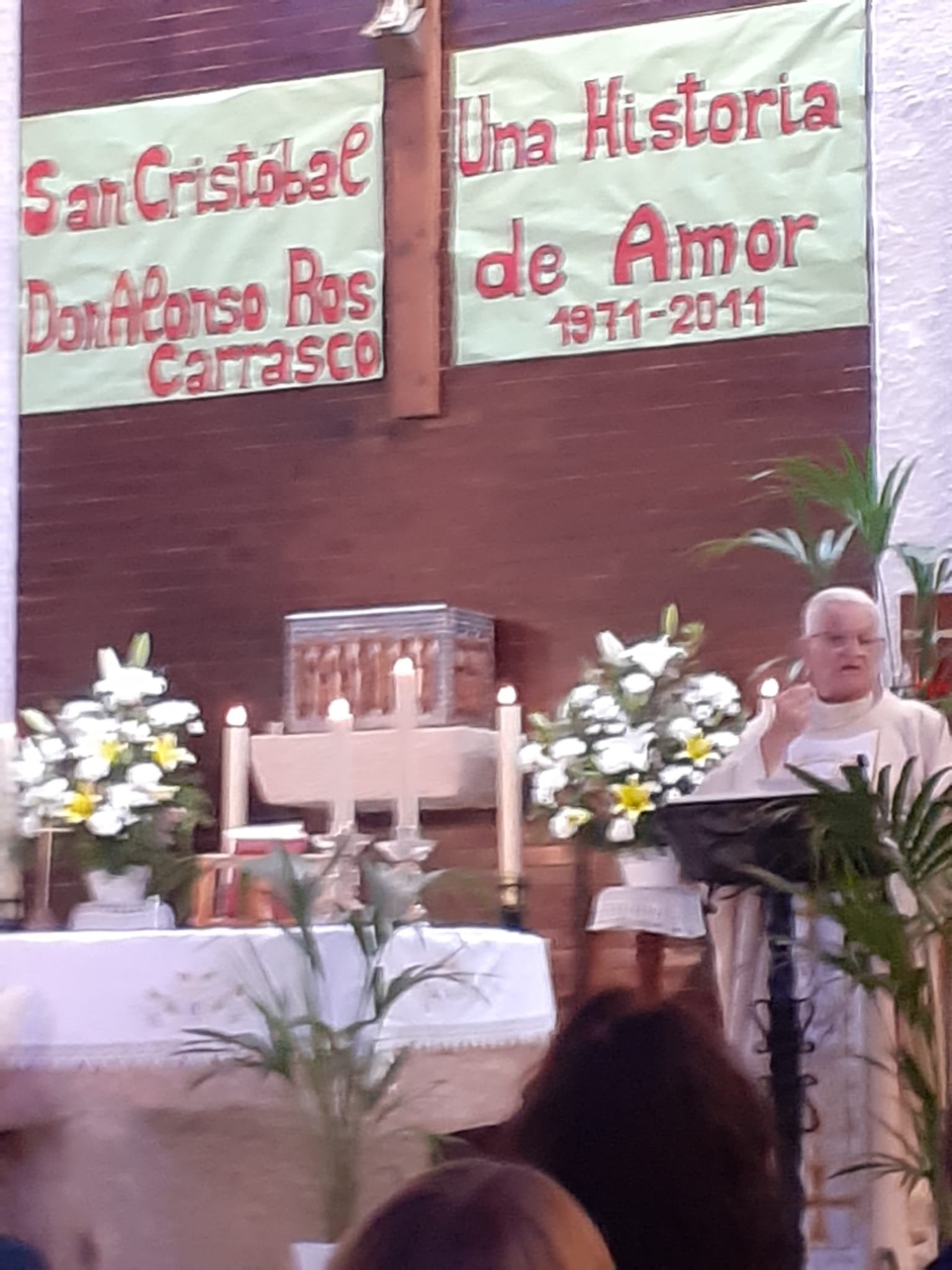 D. Alonso Ros presidió en San Cristóbal una misa en Acción de Gracias por el cincuentenario de la parroquia en la que sirvió de 1971 a 2011